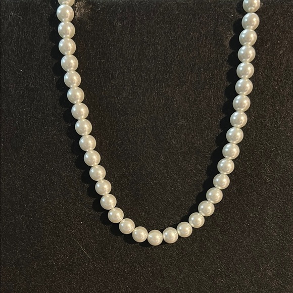 Jewelry - Elegant White Pearl Necklace
